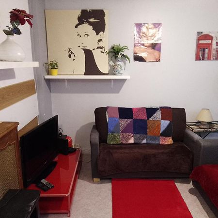 Guesthouse Familial Pour 2,3,4 Personnes De 44M2- Accessible Handic -Rez De Chaussee-Vues Sur Rue Et Patio Prive - Sejour, Chambre Separee-Cuisine,Salle De Bain,Lit Double Et Canape-Lit 2Pers-Entree De La Rue Berzelius-5 Minutes Du Metro Brochant-Lig ปารีส ภายนอก รูปภาพ