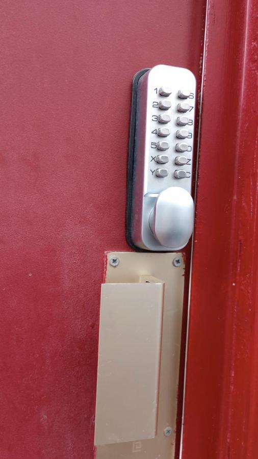 Guesthouse Familial Pour 2,3,4 Personnes De 44M2- Accessible Handic -Rez De Chaussee-Vues Sur Rue Et Patio Prive - Sejour, Chambre Separee-Cuisine,Salle De Bain,Lit Double Et Canape-Lit 2Pers-Entree De La Rue Berzelius-5 Minutes Du Metro Brochant-Lig ปารีส ภายนอก รูปภาพ