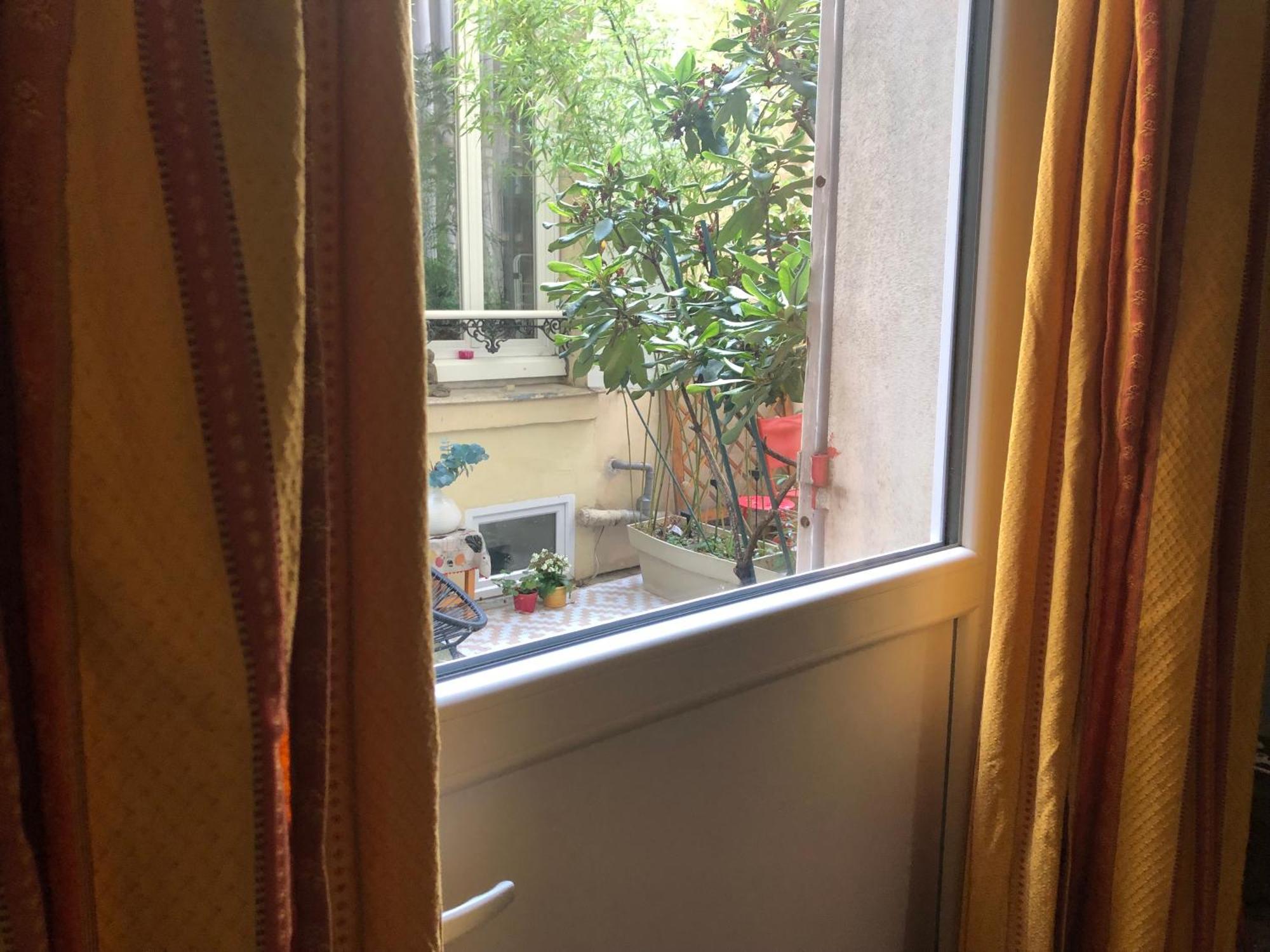 Guesthouse Familial Pour 2,3,4 Personnes De 44M2- Accessible Handic -Rez De Chaussee-Vues Sur Rue Et Patio Prive - Sejour, Chambre Separee-Cuisine,Salle De Bain,Lit Double Et Canape-Lit 2Pers-Entree De La Rue Berzelius-5 Minutes Du Metro Brochant-Lig ปารีส ภายนอก รูปภาพ
