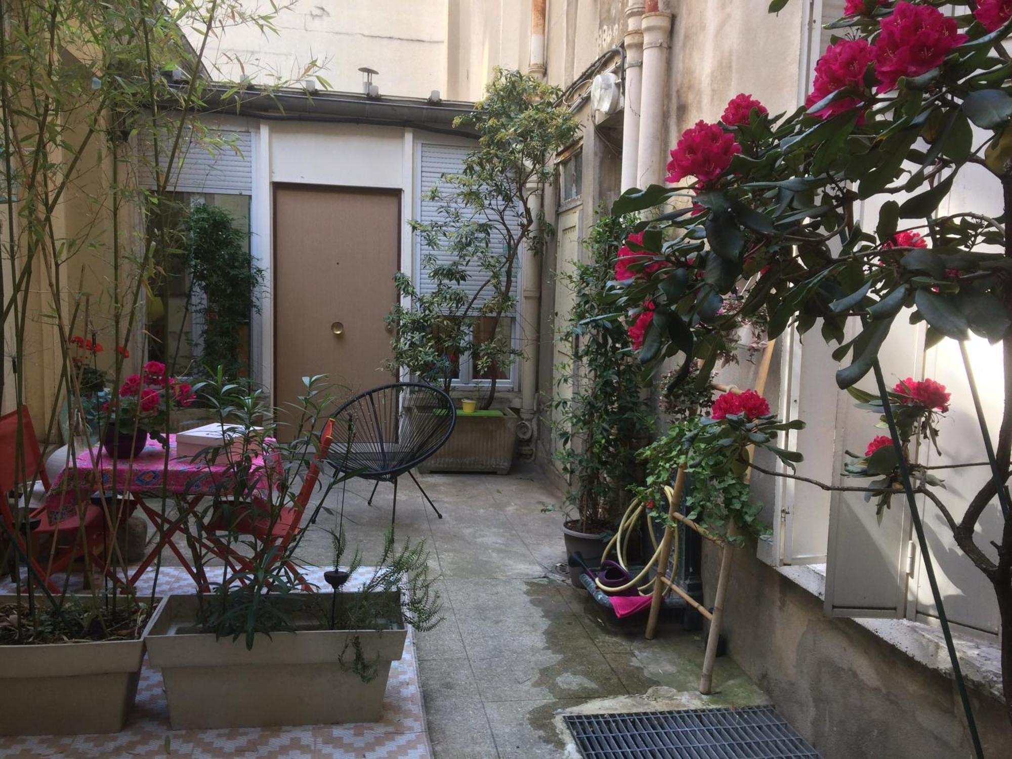 Guesthouse Familial Pour 2,3,4 Personnes De 44M2- Accessible Handic -Rez De Chaussee-Vues Sur Rue Et Patio Prive - Sejour, Chambre Separee-Cuisine,Salle De Bain,Lit Double Et Canape-Lit 2Pers-Entree De La Rue Berzelius-5 Minutes Du Metro Brochant-Lig ปารีส ภายนอก รูปภาพ