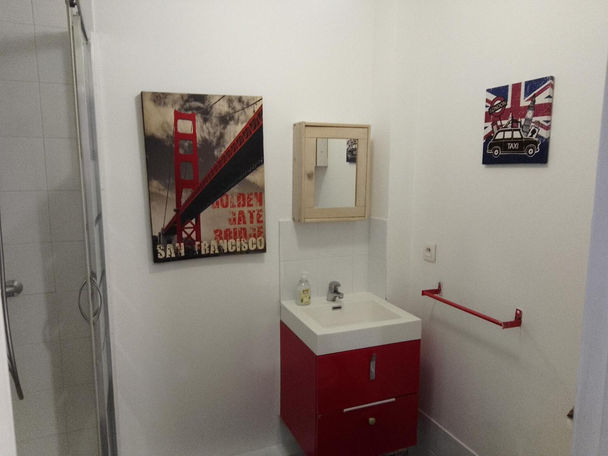 Guesthouse Familial Pour 2,3,4 Personnes De 44M2- Accessible Handic -Rez De Chaussee-Vues Sur Rue Et Patio Prive - Sejour, Chambre Separee-Cuisine,Salle De Bain,Lit Double Et Canape-Lit 2Pers-Entree De La Rue Berzelius-5 Minutes Du Metro Brochant-Lig ปารีส ภายนอก รูปภาพ