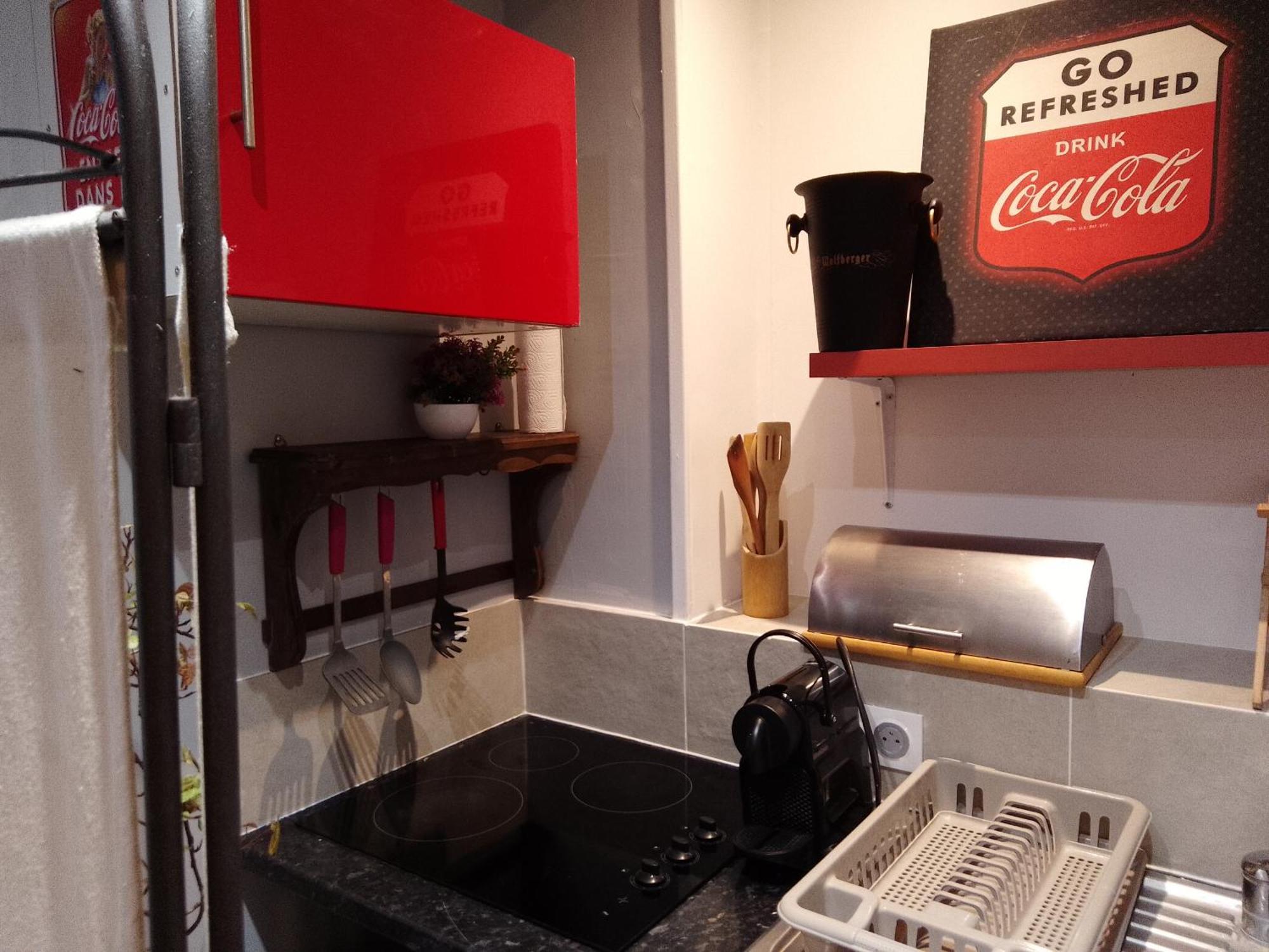 Guesthouse Familial Pour 2,3,4 Personnes De 44M2- Accessible Handic -Rez De Chaussee-Vues Sur Rue Et Patio Prive - Sejour, Chambre Separee-Cuisine,Salle De Bain,Lit Double Et Canape-Lit 2Pers-Entree De La Rue Berzelius-5 Minutes Du Metro Brochant-Lig ปารีส ภายนอก รูปภาพ
