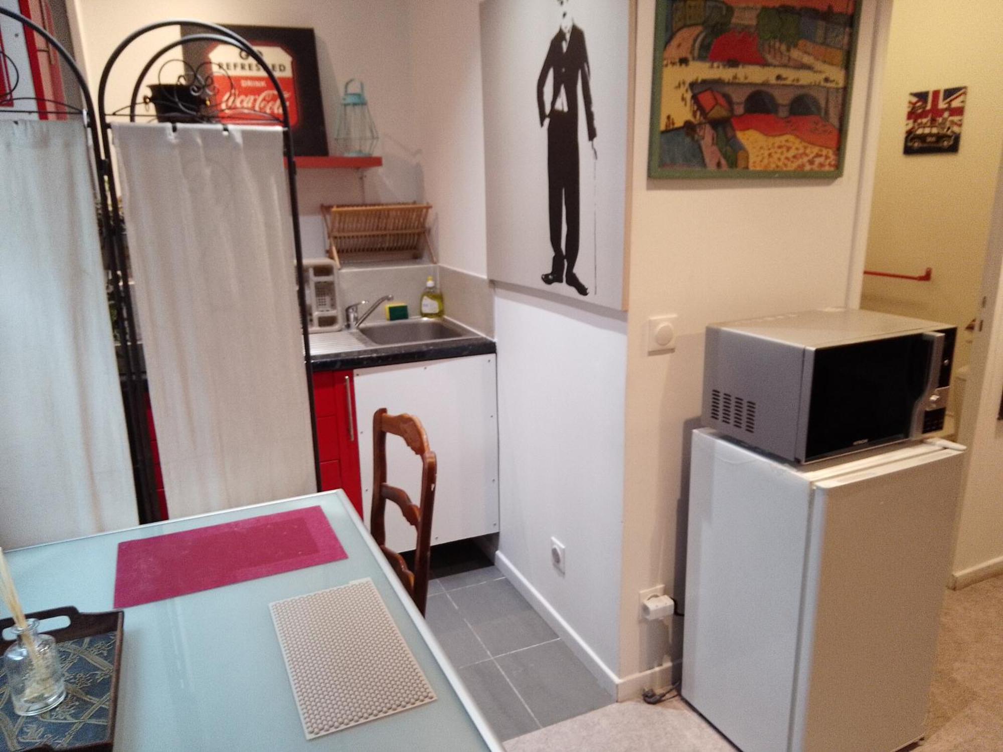 Guesthouse Familial Pour 2,3,4 Personnes De 44M2- Accessible Handic -Rez De Chaussee-Vues Sur Rue Et Patio Prive - Sejour, Chambre Separee-Cuisine,Salle De Bain,Lit Double Et Canape-Lit 2Pers-Entree De La Rue Berzelius-5 Minutes Du Metro Brochant-Lig ปารีส ภายนอก รูปภาพ